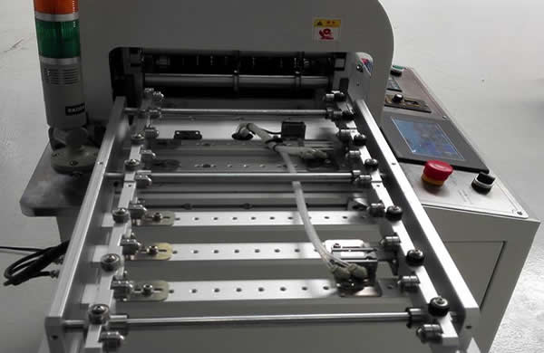 MDS-900 is equipped with automatic PCB clamping and loading system