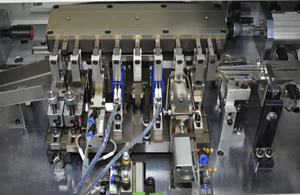 The vibrating plate feeds component automatically