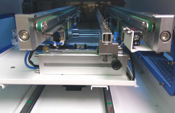 lnline guide rail with standard SMEMA interface can be easily connected with SMT product line.