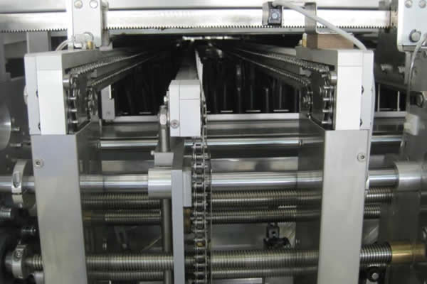 Guide rail + central support transmission without mesh belt
