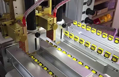Typical application : dispensing glue on 4 side of small tranformer.