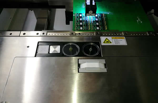 Equipped with both vacuum cleaning device  and nozzle paper-wiping device , greatly improved the nozzle cleaning effect.