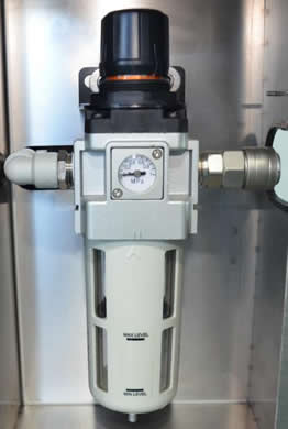 Inlet air pressure regulator, which filter the oil and water in the compressed air.