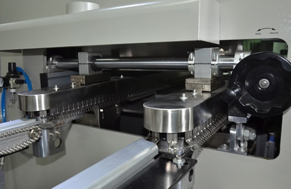 In-loading system: which can connect with the insertion conveyor directly, the sensor at bottom for counting and spray fluxer on/off; with ruler and needle for instruction of width.