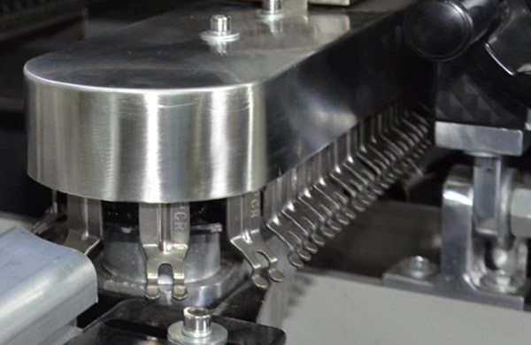 Titanium fingers. In this machine the same conveyor rail can accommodate for both V and L fingers, customer can choose any of them or mixed them.