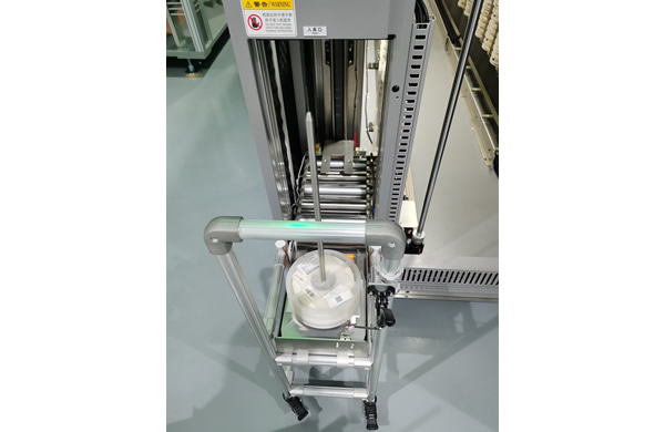 This machine adopts automatic feeding system